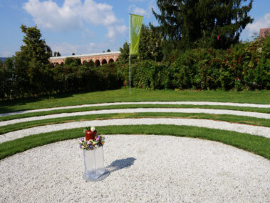 Urne bei Himmelsspirale Naturbestattung Gmbh Urne bei Himmelsspirale Naturbestattung Gmbh