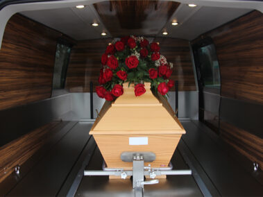 Abholung-Bestattung-Wien-Fahrzeug-Bestattungsfahrzeug-Eventbestattung